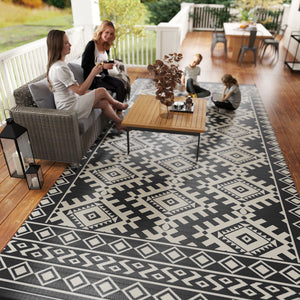 Outsunny Reversible Outdoor Rug, 9' x 18' Waterproof Plastic Straw Floor Mat, Portable RV Camping Carpet, Large Floor Mat for Backyard, Deck, Picnic, Beach, Black & White Rhombus Border