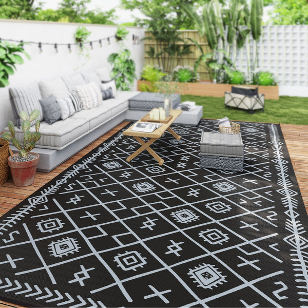 Outsunny Reversible Outdoor Rug, 9' x 18' Waterproof Plastic Straw Floor Mat, Portable RV Camping Carpet, Large Floor Mat for Backyard, Deck, Picnic, Beach, Black & Gray Rhombus