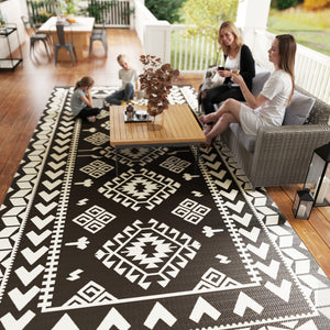 Outsunny Reversible Outdoor Rug, 9' x 18' Waterproof Plastic Straw Floor Mat, Portable RV Camping Carpet, Large Floor Mat for Backyard, Deck, Picnic, Beach, Black & White Rhombus Patchwork