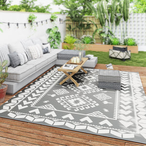 Outsunny Reversible Outdoor Rug, 9' x 12' Waterproof Plastic Straw Floor Mat, Portable RV Camping Carpet, Large Floor Mat for Backyard, Deck, Picnic, Beach, Gray & White Rhombus Patchwork